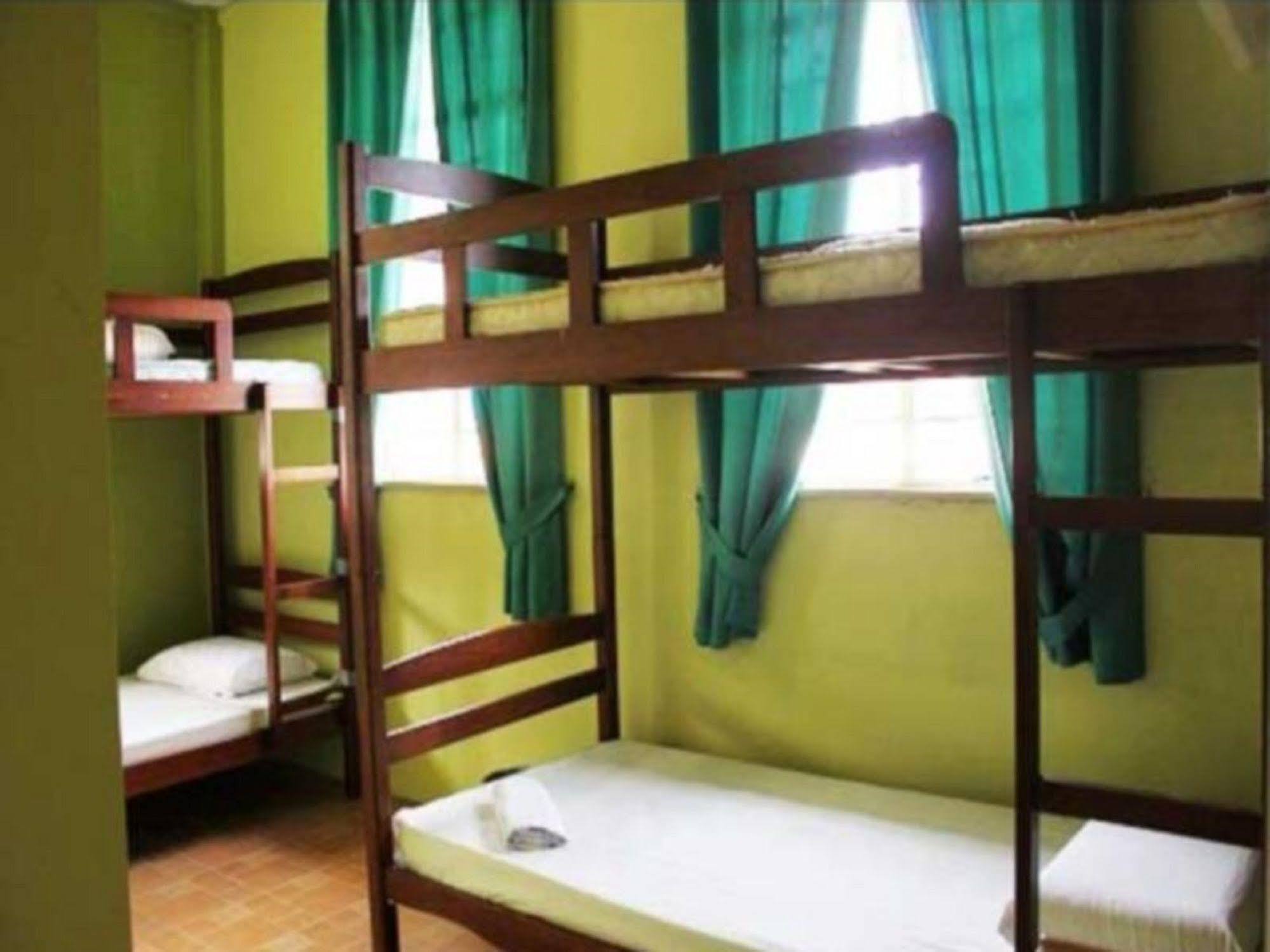 Borneo Backpackers Vandrarhem Kota Kinabalu Exteriör bild